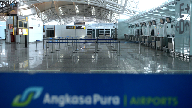 Suasana lengang area konter 'check in' Terminal Internasional saat hari pertama pembukaan kembali penerbangan internasional di Bandara Internasional I Gusti Ngurah Rai, Badung, Bali, Kamis (14/10/2021). Foto: Fikri Yusuf/ANTARA FOTO