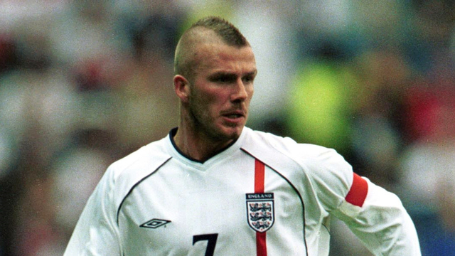 David Beckham dengan potongan rambut mohawk. Foto: Phil Cole/ALLSPORT/Getty Images