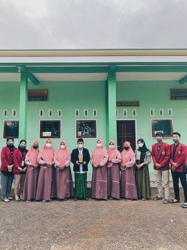 Foto Bersama Mahasiswa PMM Universitas Muhammadiyah Malang dengan Pengurus dan Pengajar TPQ Madin Ar-Rahman (Foto: Andreas Rivaldo for kumparan)