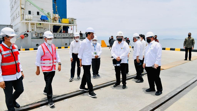 Presiden Joko Widodo resmikan Terminal Multipurpose Wae Kelambu di Pelabuhan Labuan Bajo, Kabupaten Manggarai Barat, Nusa Tenggara Timur (NTT), Kamis (14/10). Foto: Laily Rachev/Biro Pers Sekretariat Presiden