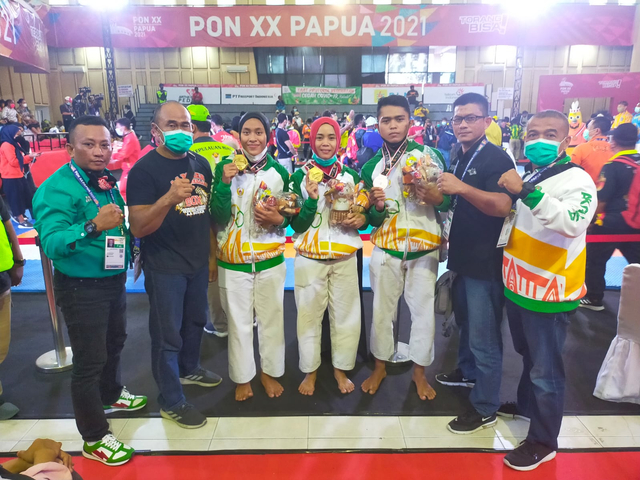 Para atlet tarung derajat Kalbar meraih medali di PON XX Papua. Foto: Dok Hi!Pontianak
