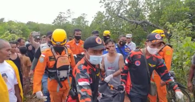 Tim SAR gabungan saat mengevakuasi jasad pekerja tambang di Bangka yang jadi korban serangan buaya.