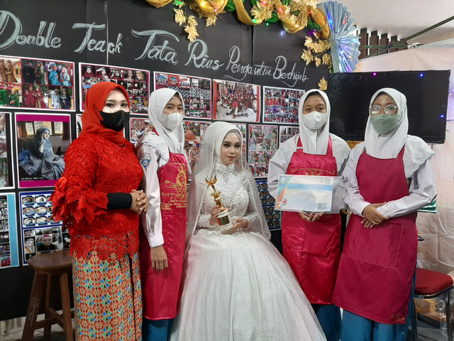 Siswa SMAN 3 Bangkalan menunjukkan keterampilan tata rias pengantin. Foto-foto: Amanah Nur Asiah/Basra