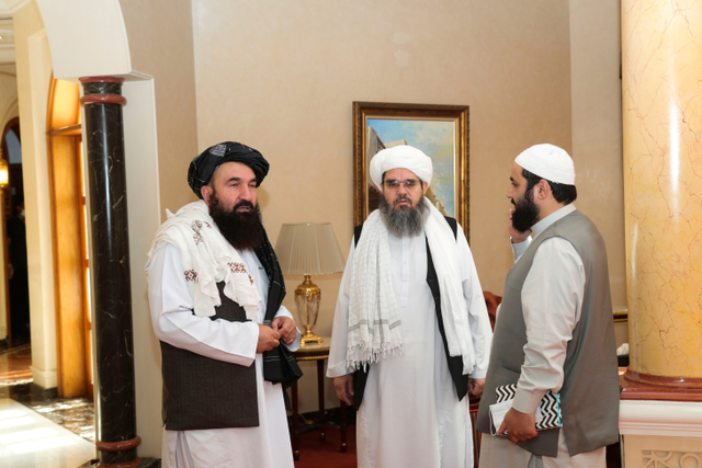 Delegasi Taliban, Shahabuddin Delawar dan Khairullah Khairkhwa tiba untuk bertemu dengan delegasi AS dan Eropa di Doha, Qatar. Foto: STR/REUTERS