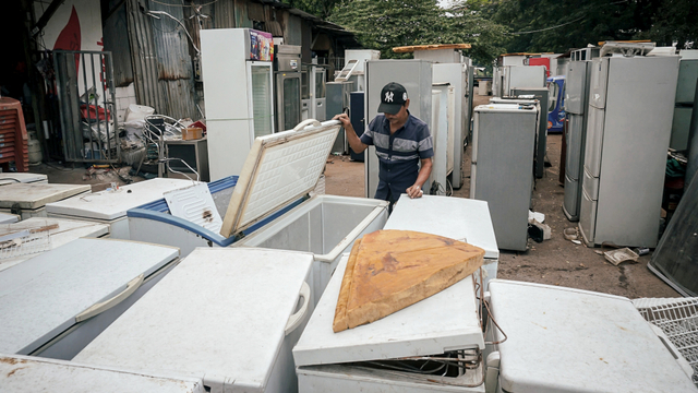 Pekerja dari 'Iwan Teknik' memeriksa kulkas bekas di Jalan I Gusti Ngurah Rai, kawasan Cakung, Jakarta Timur, Kamis (14/10). Foto: Jamal Ramadhan/kumparan