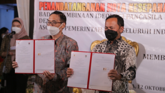 Ketua APEKSI Bima Arya dan Wakil Kepala BPIP Prof. Haryono menjalin kerjasama untuk membumikan Pancasila di kota-kota di Tanah Air, Kamis (14/10). Foto: Pemkot Bogor
