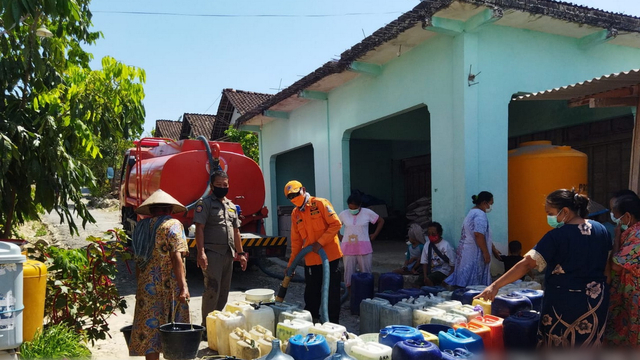 BPBD Kabupaten Tuban saat mendistribusikan batuan air bersih kepada warga yang alami krisis air bersih. (foto: Dok Istimewa)