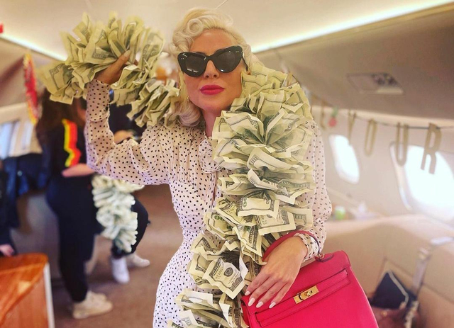 Bergaya Nyentrik Lagi, Lady Gaga Pamer Busana Berbalut Selendang Uang USD 100 (82059)