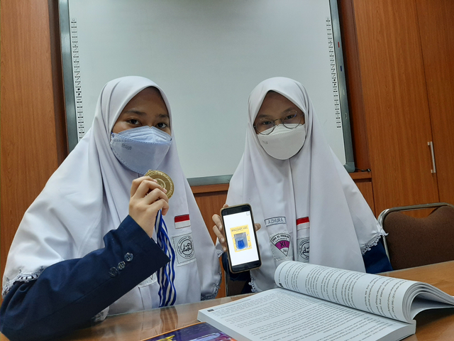 Buat Obat Nyamuk dari Rimpang, Dua Siswa SMA Surabaya Raih Medali Emas (843864)