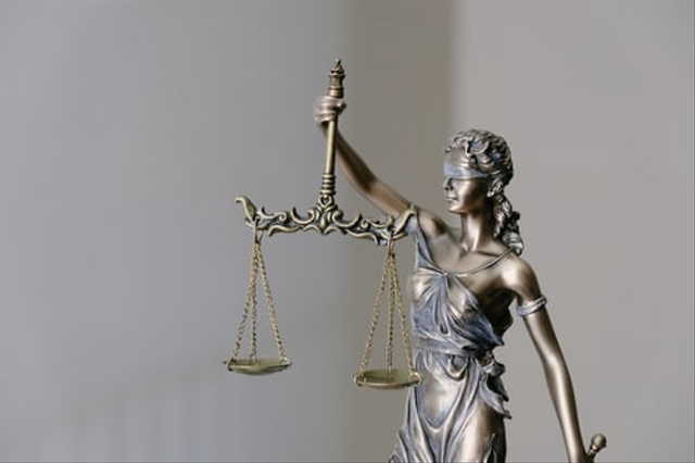Ilustrasi Pengertian keadilan dan Contoh Sikap Adil dalam Kehidupan. Sumber: unsplash.com