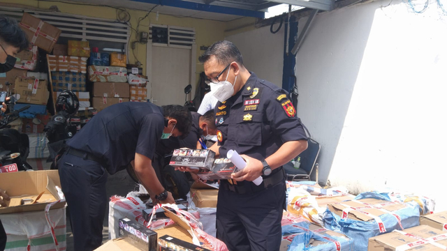 Modus Pindahan, Truk Berisi Ribuan Rokok Ilegal Diamankan Bea Cukai Sumbagbar (2)