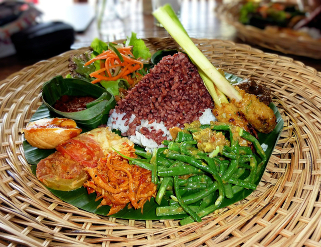 Nasi betutu, makanan khas Bali. Foto: Pixabay