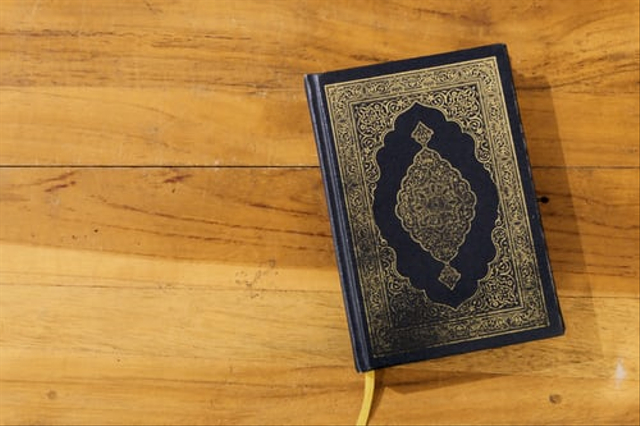 Ilustrasi Kandungan Kitab Al-Quran yang Diturunkan kepada Nabi Muhammad SAW. Sumber: unsplash.com