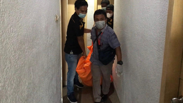 ANGGOTA Polisi membawa kantong jenazah berisikan mayat perempuan diduga dibunuh teman kencannya, Kamis (14/10/2021), di Pekanbaru, Riau. (FOTO: SELASAR RIAU/RAMADHI DWI PUTRA) 