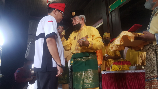 Ama Pangeran Muasjidinsyah melakukan ritual adat Kotap Koras Bosi saat menyambut Ketua POM Ketapang. Foto: Lukman Hakim/InfoPBUN