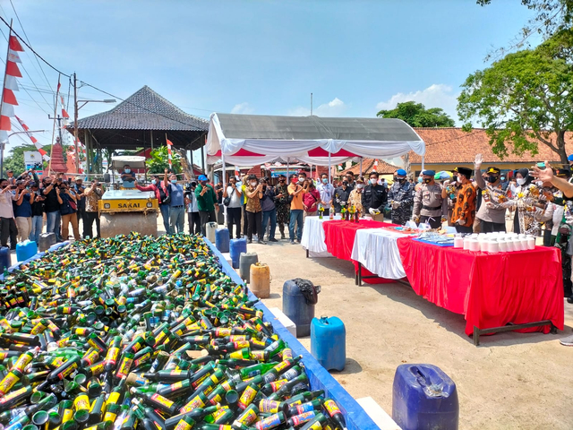 Pemusnahan barang bukti miras dan obat-obatan  terlarang di Desa Surakarta Kabupaten Cirebon.(Juan)