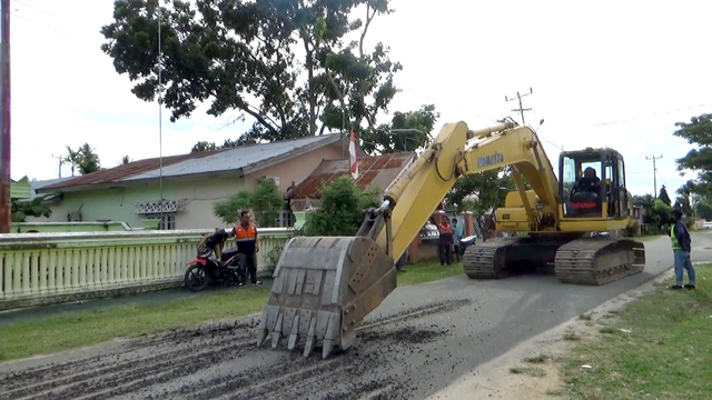 Proyek pekerjaan jalan di Kecamatan Talaga Jaya, Kabupaten Gorontalo. Kamis, (14/10/2021). Foto: Dok banthayo