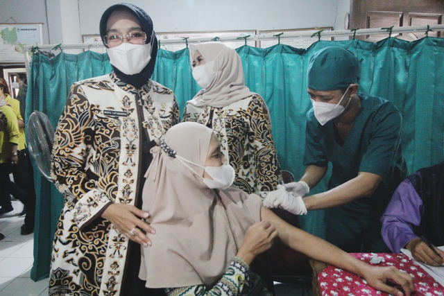 Pemkab Cirebon Kebut Capaian Vaksinasi, Sehari Ditargetkan Seribuan Dosis (713623)