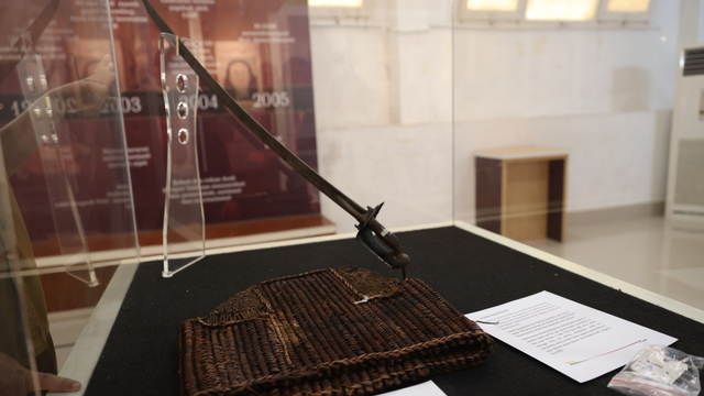 Pedang koleksi museum Aceh. Foto: Suparta/acehkini