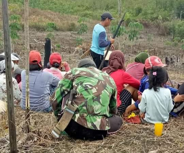 Warga membersihkan ladang di Bukit Empaung untuk dijadikan lokasi ANBK siswa SMPN 4 Ketungau Hulu di Desa Nanga Bayan. Foto: Dokumen Hi! Pontianak