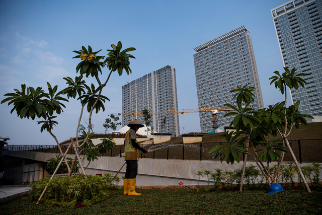 Pekerja menyirami taman saat berlangsung revitalisasi Taman Ismail Marzuki di Jakarta, Kamis (14/10/2021). Foto: Sigid Kurniawan/Antara Foto