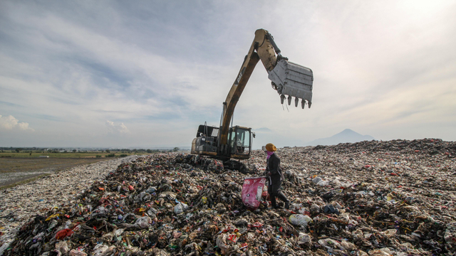 Pemulung mengumpulkan sampah plastik di Tempat Pembuangan Akhir (TPA) Sampah di Jabon, Sidoarjo, Jawa Timur, Kamis (14/10/2021). Foto: Umarul Faruq/Antara Foto