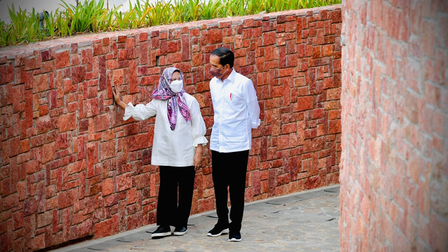 Presiden Jokowi dan Ibu Iriana di Kompas Bajo, Puncak Waringin, Labuan Bajo, NTT, Kamis (14/10). Foto: Biro Setpres