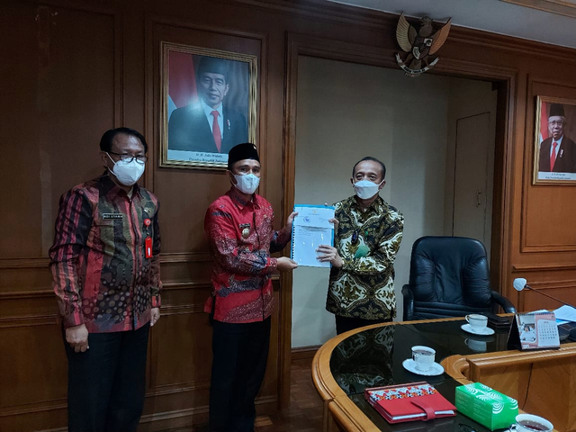 Kunjungan Bupati Lampung Barat, Parosil Mabsus ke KLHK dalam rangka memperjuangkan listrik Suoh dan penyelesaian sengketa lahan Sukapura, Kamis (14/10) | Foto : Ist