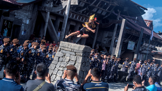 Taruna Akademi Angkatan Laut (AAL) Tingkat III Angkatan ke-68 menyaksikan atraksi lompat hombo batu di Desa Wisata Bawomataluo, Nias Selatan, Sumatera Utara, Kamis (14/10/2021). Foto: Muhammad Adimaja/ANTARA FOTO