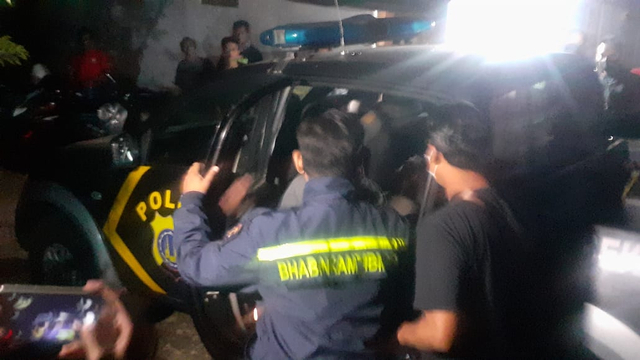 Polisi mengamankan gruu ngaji yang cabul di Gunungkidul saat rumahnya digeruduk warga. Foro: Erfanto/Tugu Jogja