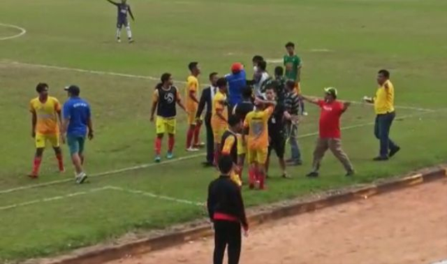 Kericuhan terjadi di Liga 3 Zona Kalbar, saat pertandingan Persiwah melawan PS Delta. Foto: Dok Hi!Pontianak