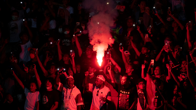 Sejumlah warga menyaksikan pertandingan antara tim sepak bola Papua dengan tim sepak bola Aceh pada final Sepak Bola Putra PON Papua di Stadion Mandala, Kota Jayapura, Papua, Kamis (14/10/2021). Foto: Nova Wahyudi/ANTARA FOTO