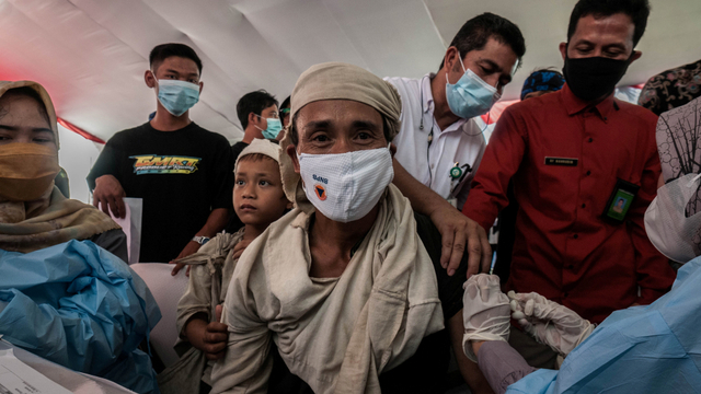 Petugas kesehatan menyuntikkan vaksin COVID-19 kepada warga Suku Baduy Dalam di Ciboleger, Lebak, Banten, Kamis (14/10/2021). Foto: Muhammad Bagus Khoirunas/ANTARA FOTO