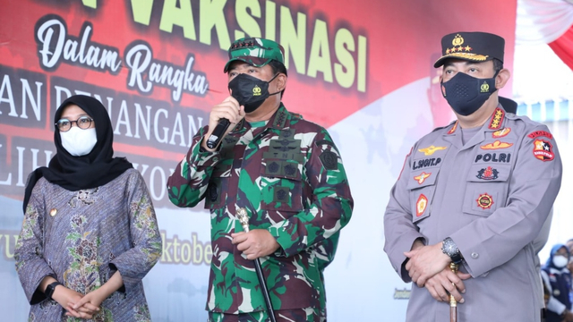 Panglima TNI Marsekal Hadi Tjahjanto saat meninjau serbuan vaksinasi di Banyuwangi, Jawa Timur, Jumat (15/10). Foto: Puspen TNI