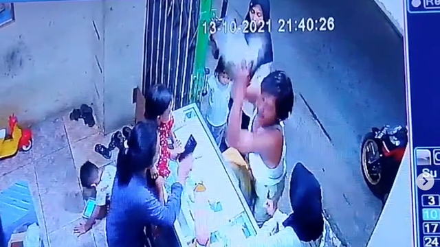 Kekerasan yang dilakukan seorang pria di Kalideres, Jakarta Barat, karena tak terima anaknya diminta mencuci kaki sebelum masuk rumah milik tetangga. Foto: Instagram/@riafauziah03
