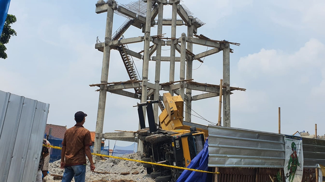 Crane dan Menara Air di Depok Ambruk, 2 Orang Luka-Luka dan 1 Terjepit Runtuhan (1)