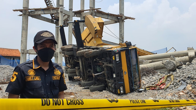 Sebuah crane terjatuh saat proses peruntuhan menara air milik PDAM Tirta Asasta di Kelurahan Depok Jaya, Kecamatan Pancoran Mas, Kota Depok, Jumat (15/10). Foto: Dok. Istimewa