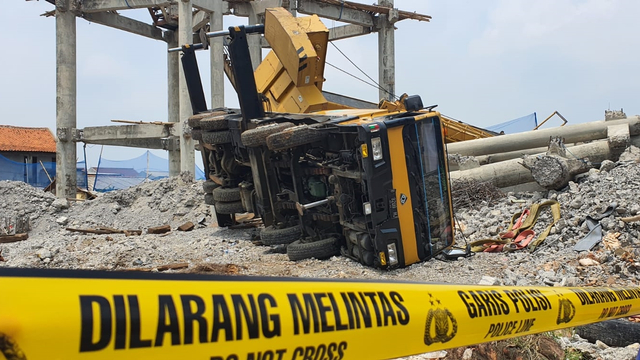 Sebuah crane terjatuh saat proses peruntuhan menara air milik PDAM Tirta Asasta di Kelurahan Depok Jaya, Kecamatan Pancoran Mas, Kota Depok, Jumat (15/10). Foto: Dok. Istimewa