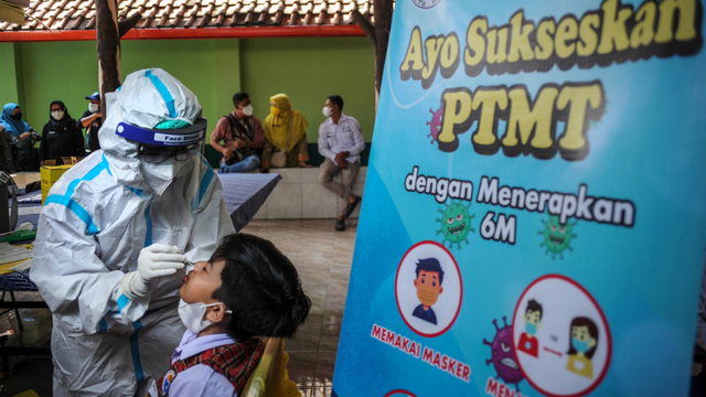 Petugas kesehatan mengambil sampel dari seorang siswa saat tes antigen acak di SDN 015 Kresna, Bandung, Jawa Barat, Jumat (15/10/2021). Foto: Raisan Al Farisi/ANTARA FOTO