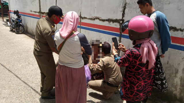 Perempuan di Pontianak Kerap Sekap Anak Kucing di Tasnya, Satpol PP Turun Tangan (400932)