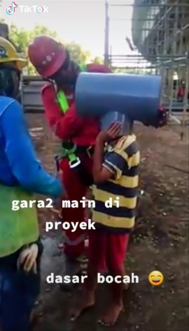 Main di Proyek, Bocil Nyaris 'Jadi Tumbal' Gegara Kepala Nyangkut Pipa Bangunan (39704)