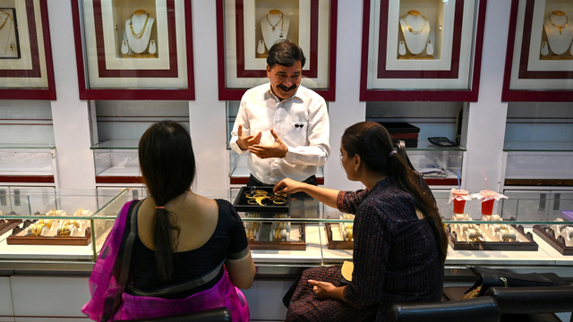 Warga India ramai-ramai menjual perhiasan emas miliknya saat Pandemi. Foto: AFP/PUNIT PARANJPE