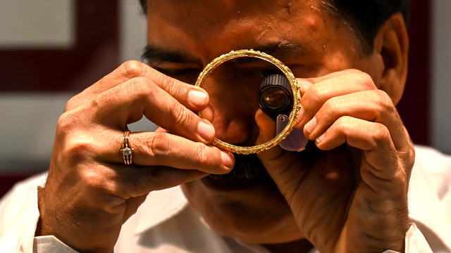 Warga India ramai-ramai menjual perhiasan emas miliknya saat Pandemi. Foto: AFP/PUNIT PARANJPE