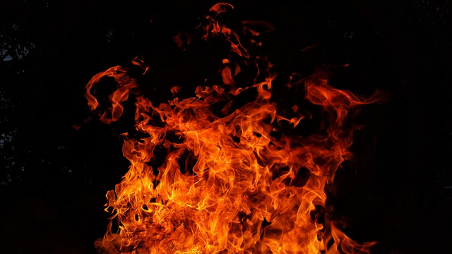 ilustrasi doa Nabi Ibrahim ketika dibakar api. Foto: Pixabay. 