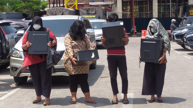 Puluhan Pelaku Pinjol yang Digerebek di Yogyakarta tiba di Mapolda Jabar. Foto: Rachmadi Rasyad/kumparan