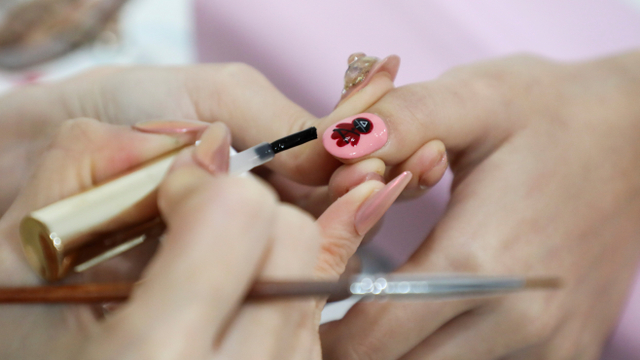 Tren nail art bertema Squid Game di Malaysia. Foto: REUTERS/Lim Huey Teng