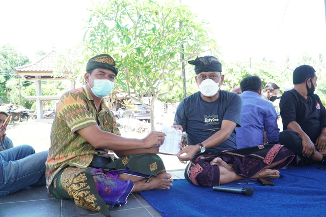 Kariyasa Adnyana (kanan) bersama Kelian Adat Busungbiu I Gede Yasa saat penyerahan secara simbolis Program Padat Karya dilakukan bertempat di Setra Desa Adat Busungbiu, Kecamatan Busungbiu, Kabupaten Buleleng - IST