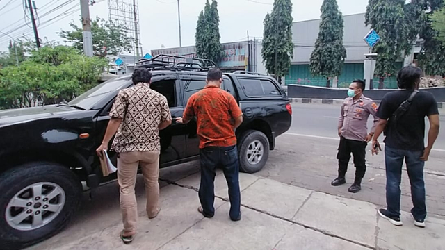 Sejumlah anggota Polsek Wanasari mendatangi lokasi kejadian pencurian dengan modus pecah kaca mobil. (Foto: Fajar Eko Nugroho)