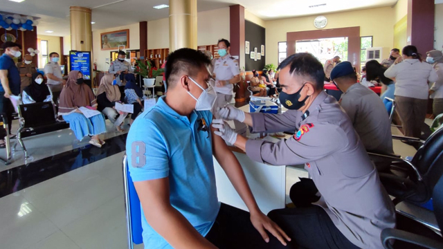 Pelaksanaan kegiatan vaksinasi COVID-19 Massal yang digelar Balai Karantina Pertanian Manado bekerjasama dengan Brimob Polda Sulawesi Utara. (foto: dokumen istimewa)