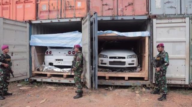 Aparat TNI saat menjaga barang bukti mobil mewah selundupan di gudang penyimpanan. (Foto: Dok.Batamnews.co.id)